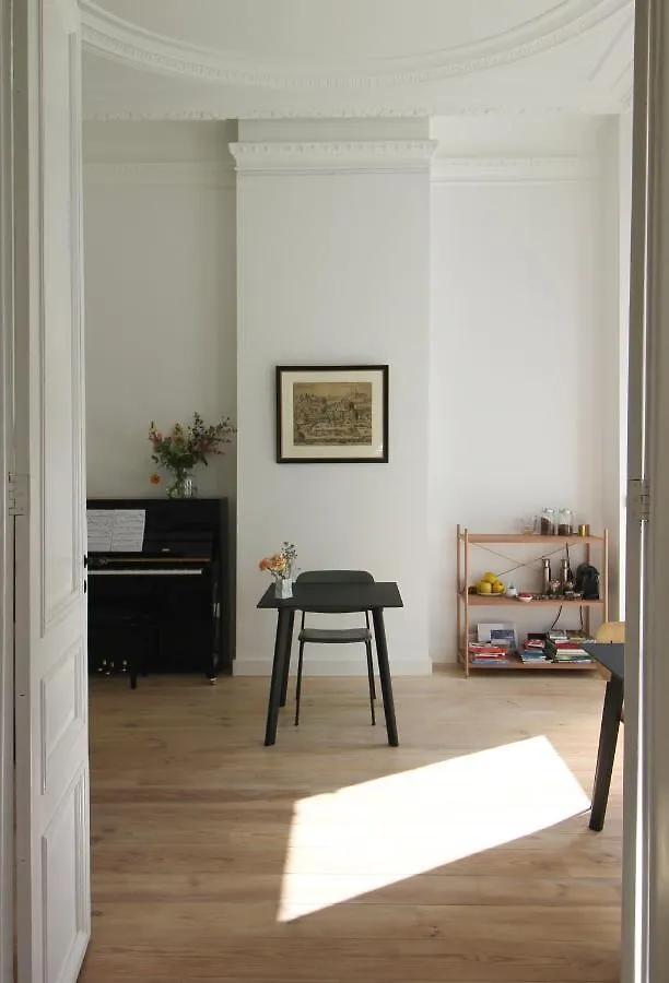 Canopee Guesthouse Ixelles Oda ve Kahvaltı