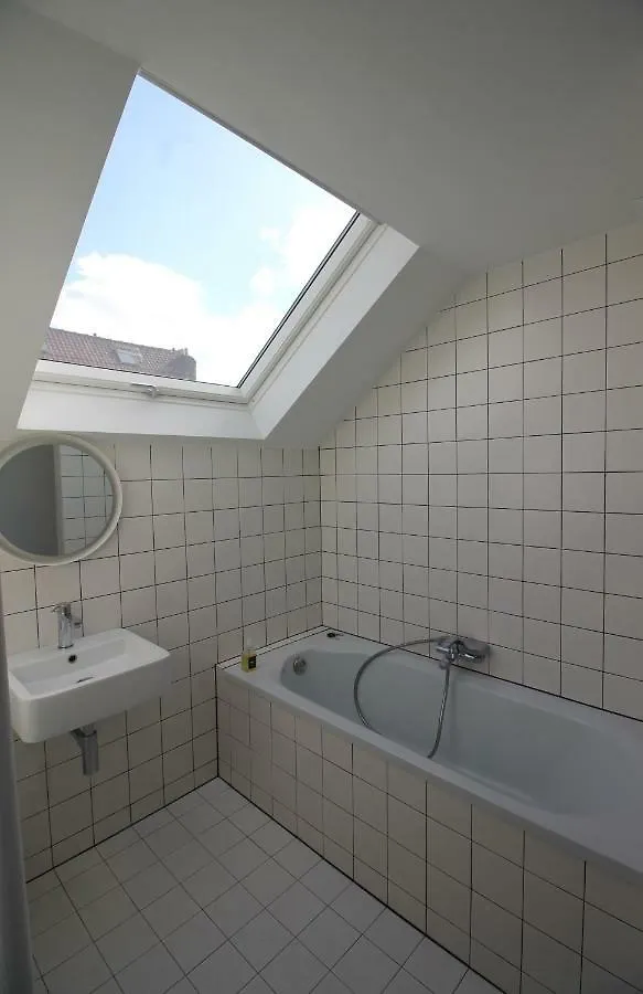 Canopee Guesthouse Ixelles Oda ve Kahvaltı